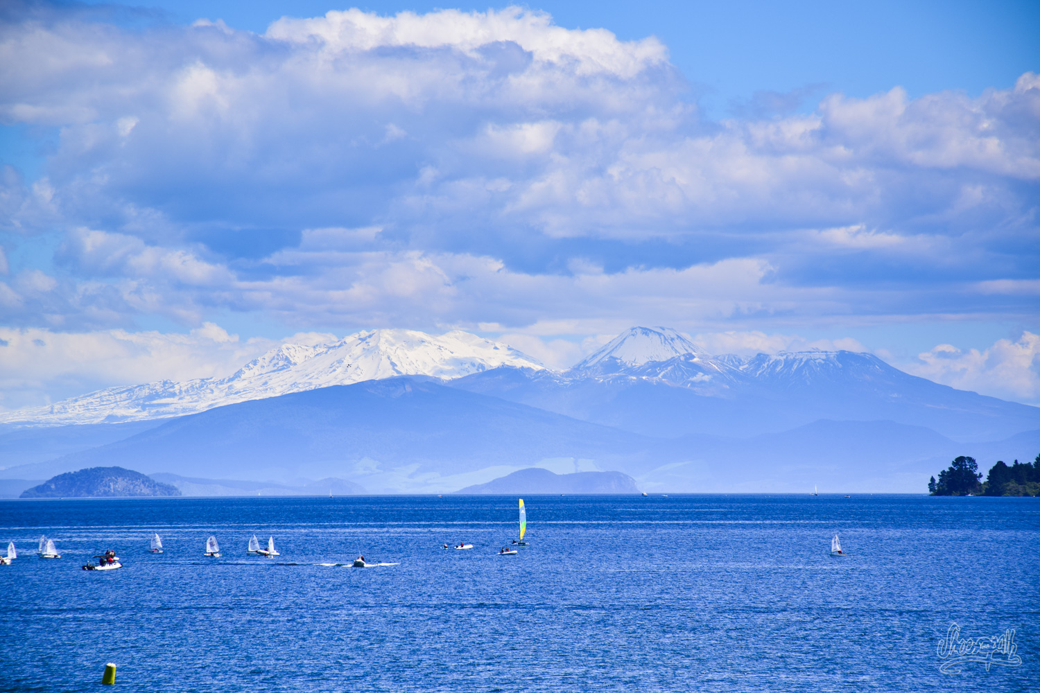 Depuis le centre ville de Taupo, on peut siroter une petite bière en admirant le lac et le Tongariro à l'horizon