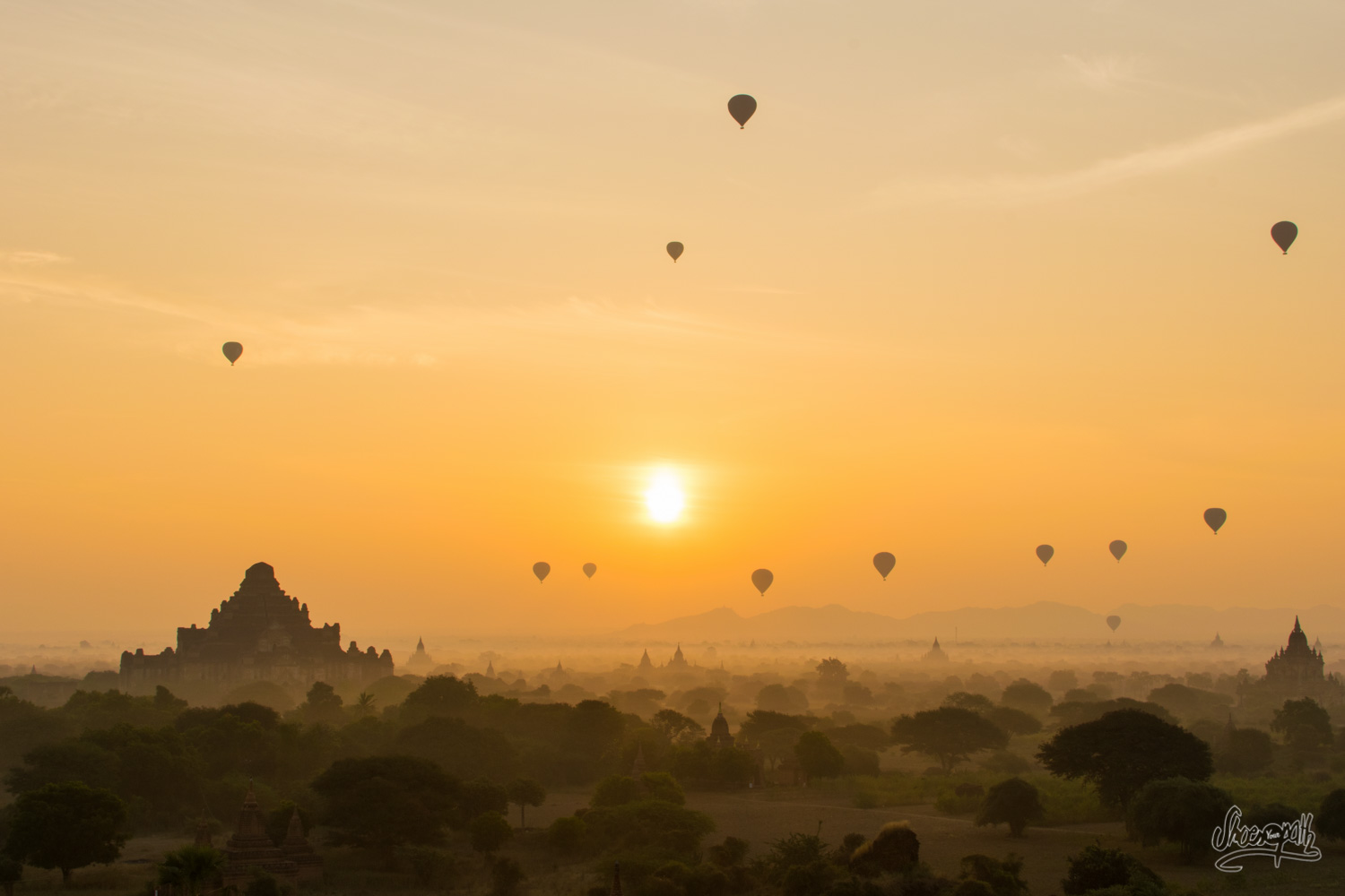 Let the show begin ! Hot air ballons flying over the pagodas of Bagan during sunrise.