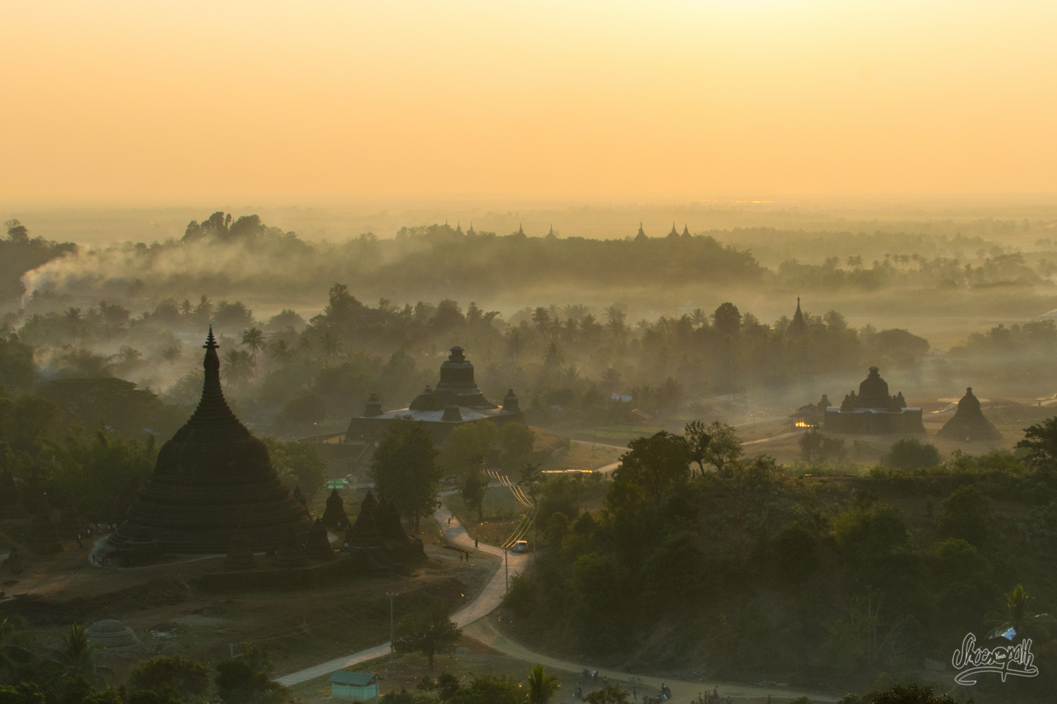 Fantastique coucher de soleil sur la plaine de pagodes de Mrauk U