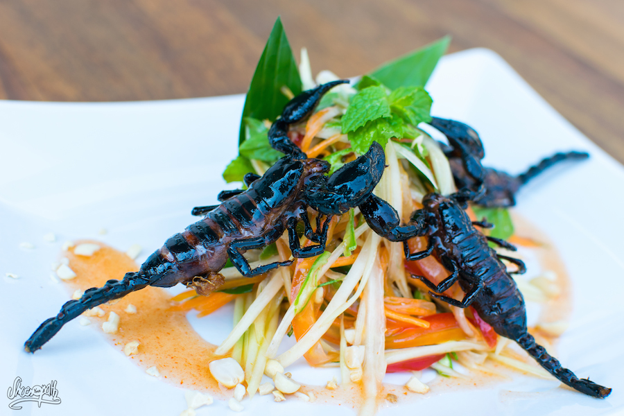 La salade de papaye épicée aux scorpions du Bugs Café