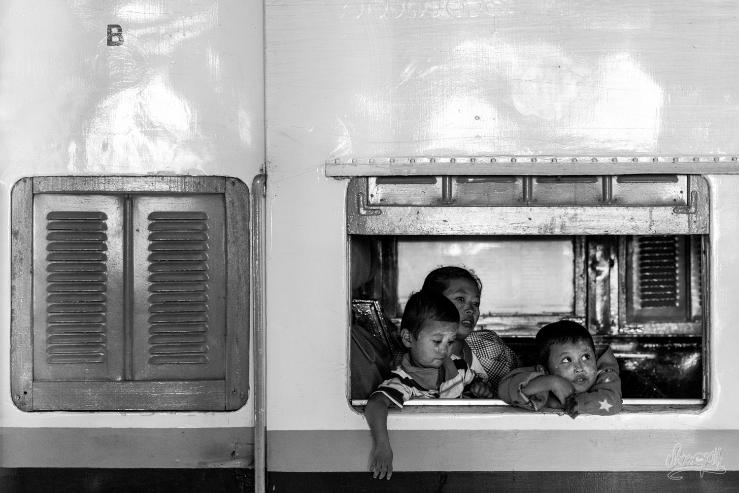En attendant le départ… Une famille birmane dans le train à la gare de Mandalay