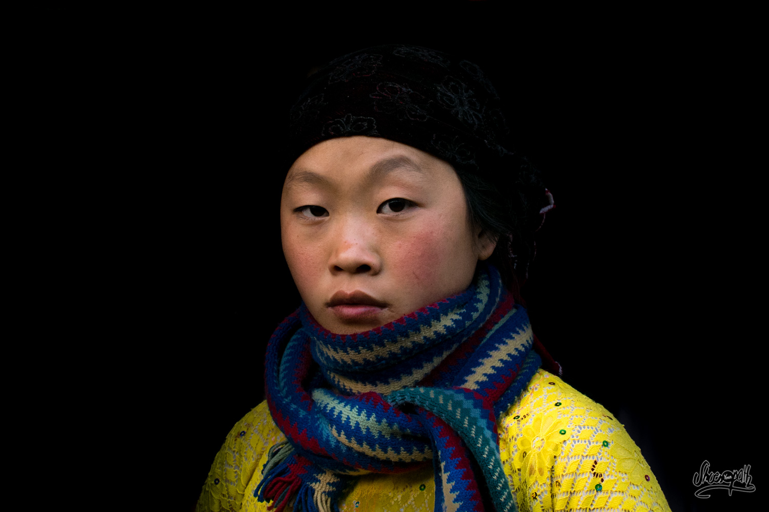 Une jeune femme Hmong dans la pénombre...