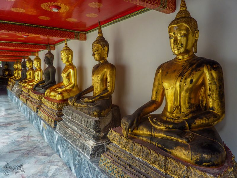 Une Gallerie De Buddha Avant D'entrer Dans Le Wat Pho