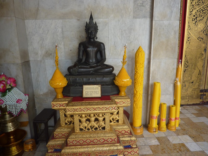 Buddha Et Des Bougies Géantes Sculptées
