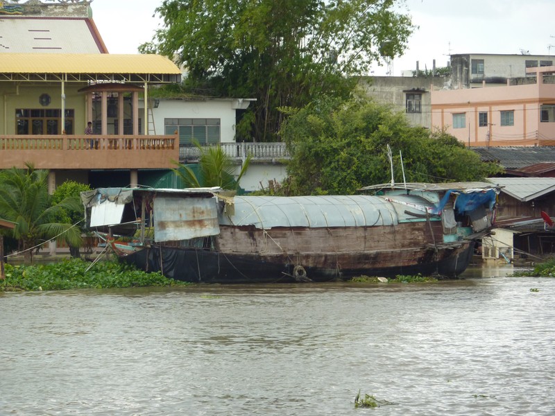 Une Barge Transformée En Habitation Le Long De La Chao Phraya