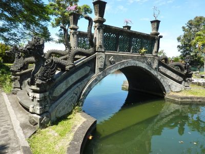 Un Pont Sculpté