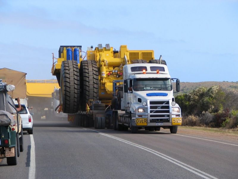 Transport "oversize" : Un Camion De La Mine (Photo