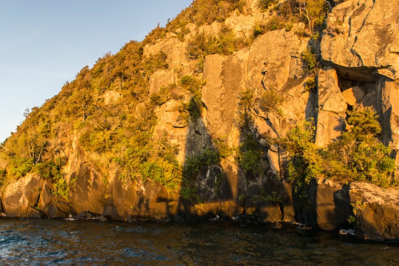 L'approche Des Maori Rock Carving