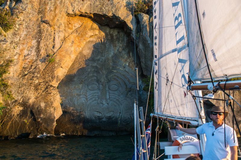 Jaime Nous Expliquant L'histoire Des Maori Rock Carving