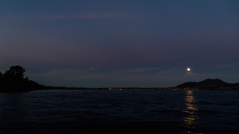 La Pleine Lune Sur Taupo, On A L'impression D'arriver à Tortuga L'île Des Pirates !