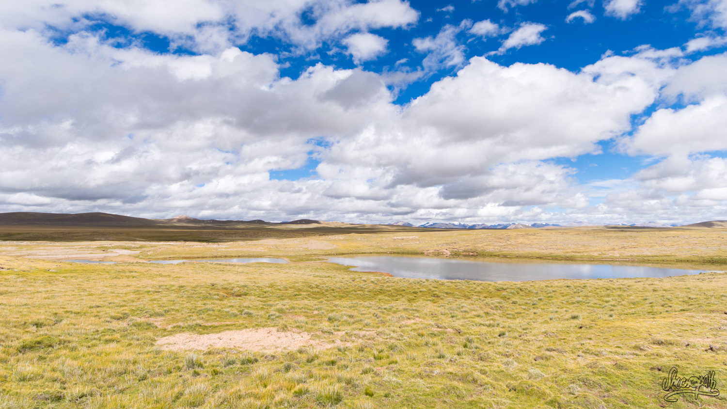 L'immensité des steppes du plateau tibétain en approchant la source du Mékong