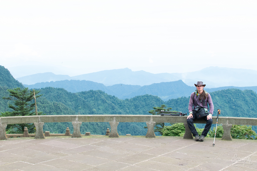 Repos sur la terrasse d'un temple. On apprécie à la fois le banc et la vue ! (Photo par Mariette)