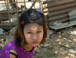 Jeune Fille Dans Un Petit Village à Proximité De Mrauk U
