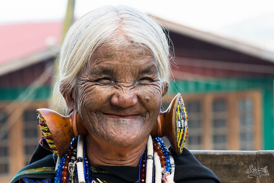 Daw Yaw Hting, 88 ans, l'une des dernières femmes au visage tatoué à jouer de la flûte avec son nez !