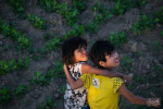 Deux Jeunes Filles Au Pied Du Pont D'U Bein. Le Myanmar Est L'un Des Rares Pays D'Asie Où Nous Avons Vu Des Jeunes Filles Au Cheveux Courts.