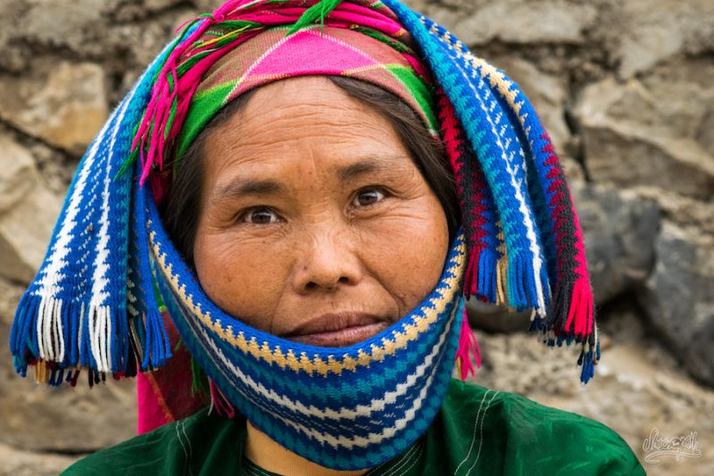Une Femme Hmong Au Marché De Lung Phin, Il A Fallut Refaire La Coiffe 3 Fois Avant La Photo !