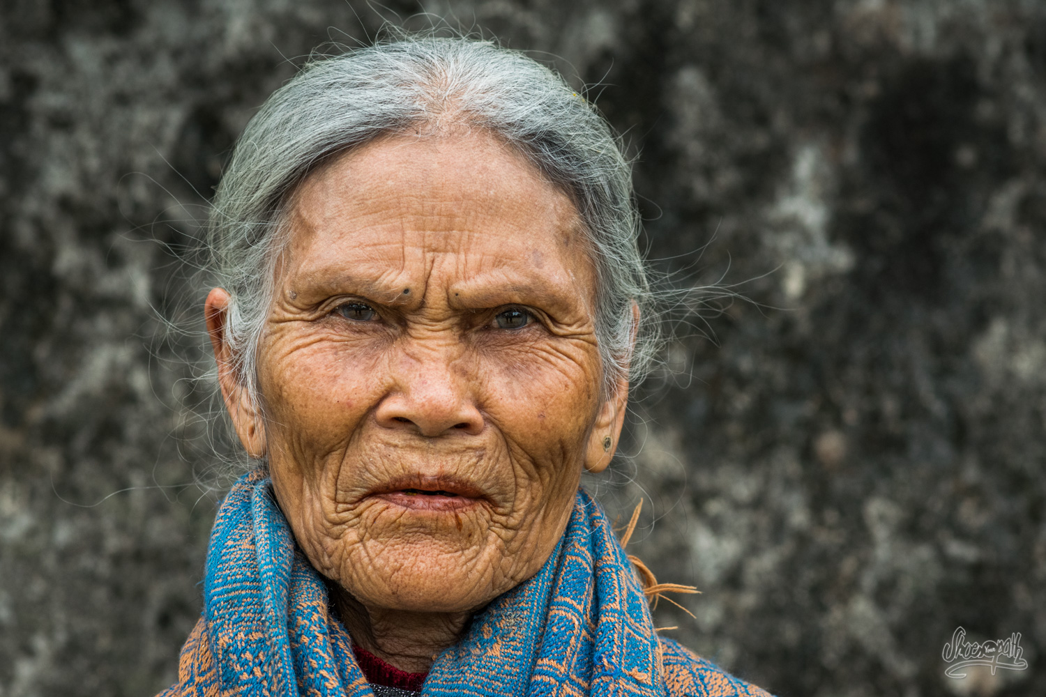 Une mendiante (?) à quelques mètres de Hoa Lu… Son visage et son regard en disent long sur la vie qu’elle à du vivre…