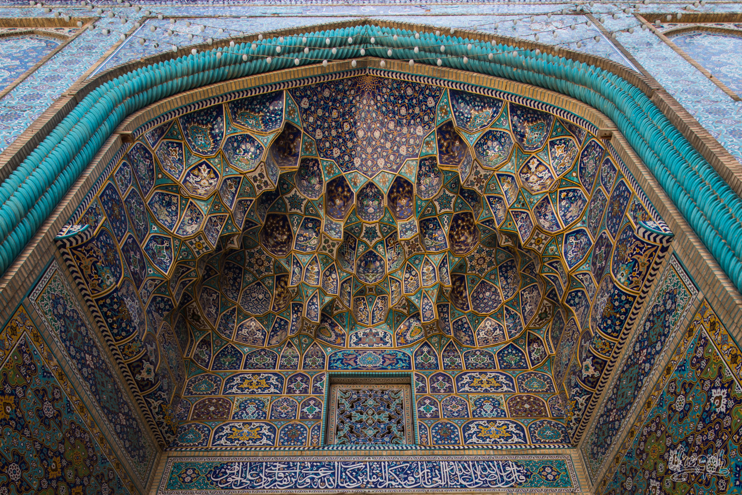 Détail d'une porte dans le mausolée de Shah Cheragh à Shiraz