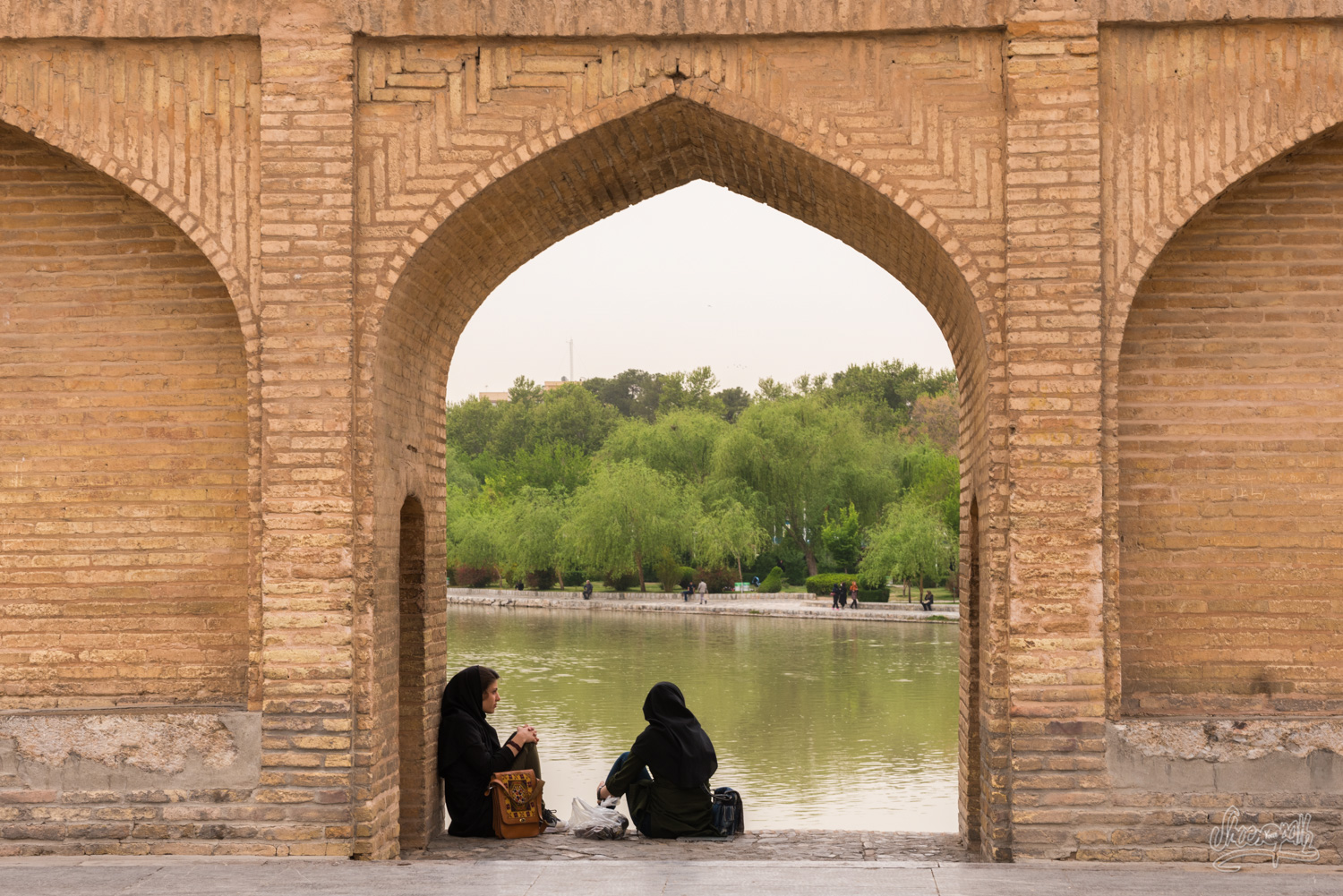 Sur le pont Si-O-Se-Pol d'Ispahan, Iran