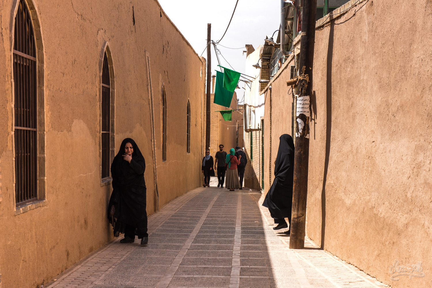 Dans les rues de Yazd, soleil et chadors noirs...
