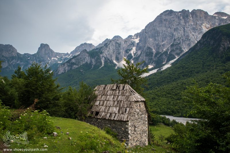 Peaks Of The Balkans Sous La Pluie, En Descendant Vers Valbona, Albanie