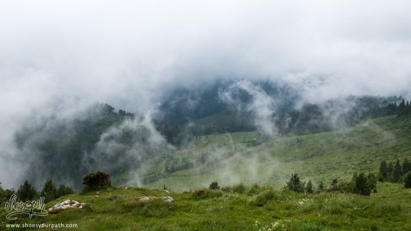 En Partant De Milishevc Dans Le Brouillard - Peaks Of The Balkans