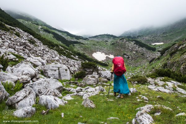 Entre Milishevc Et Drelaj, Lors D'une éclaircie Dans Le Brouillard - Peaks Of The Balkans