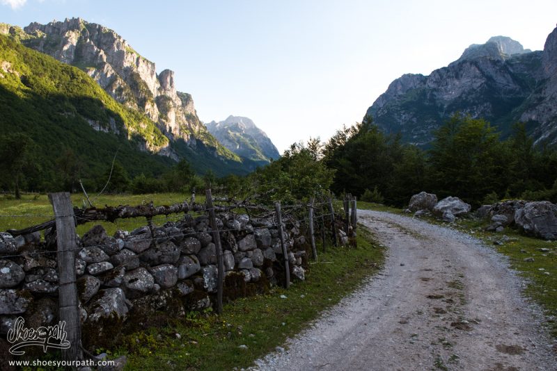 En Partant De Vusanje En Direction De Theth Dans La Vallée De Ropojana - Peaks Of The Balkans