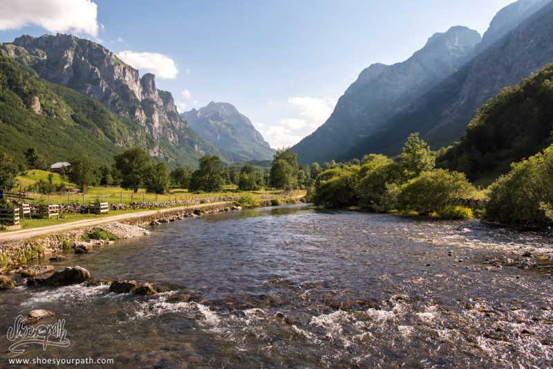 En Partant De Vusanje En Direction De Theth Dans La Vallée De Ropojana - Peaks Of The Balkans