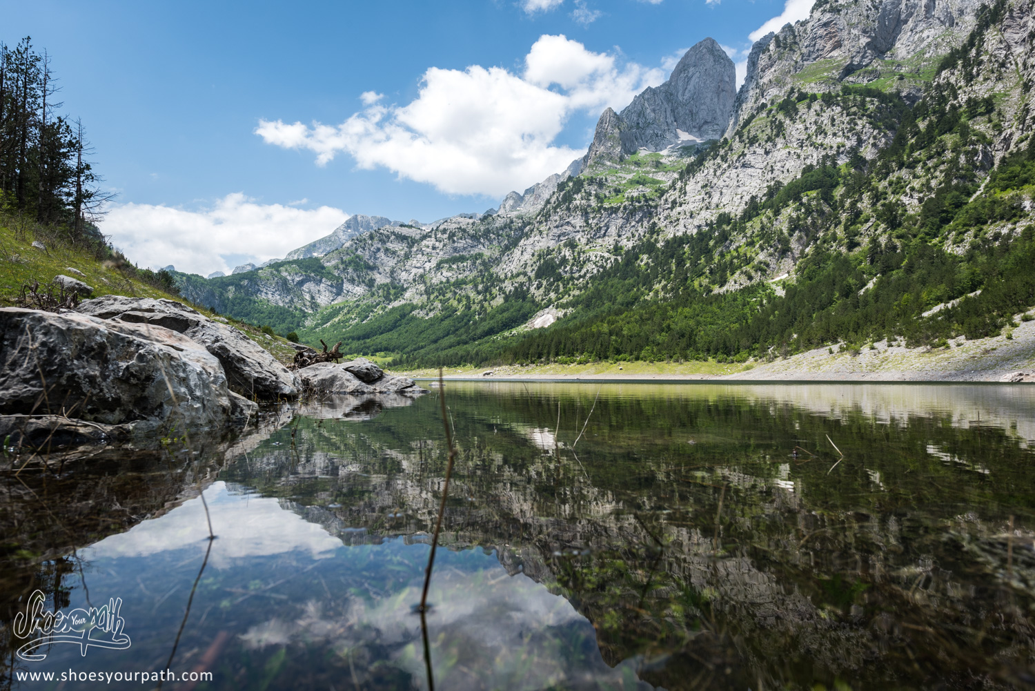 Le lac Gjeshtarës, entre Vusanje et Theth - Peaks of the Balkans