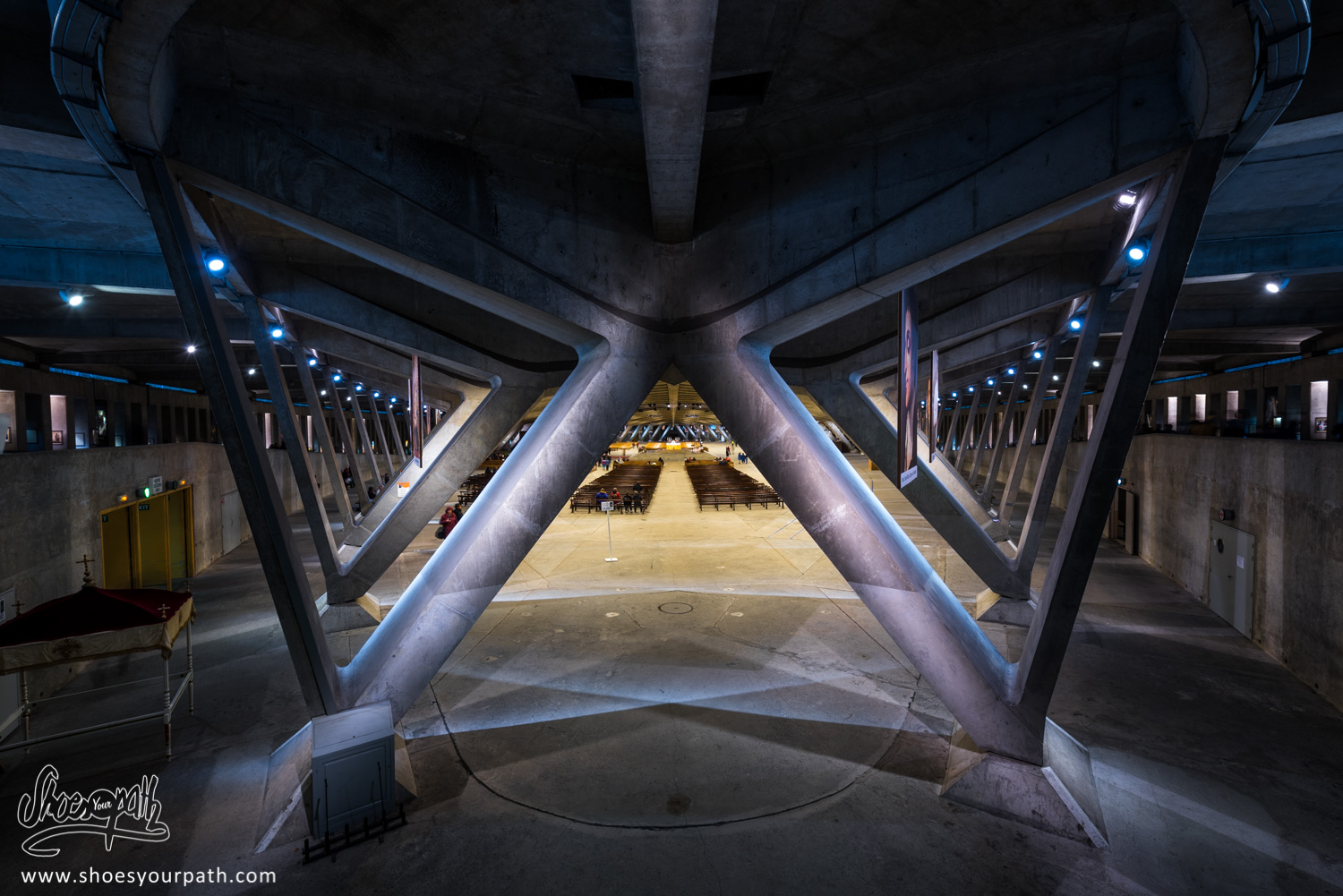 La basilique souterraine Pie-X de Lourdes, avec sa capacité d'accueil de 6500 personnes. Un petit air de vaisseau spatial non ?