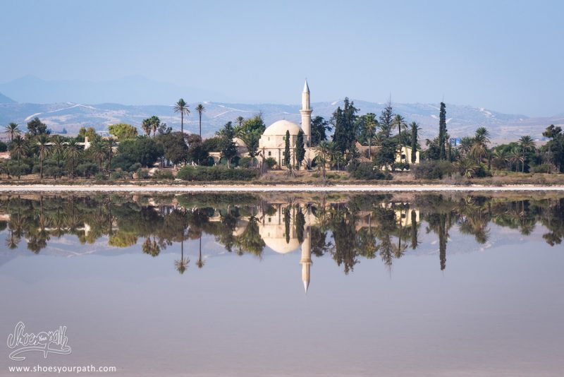 Mosquée Hala Sultan Tekke Se Reflètant Dans Le Lac De Sel à Larnaca - Chypre