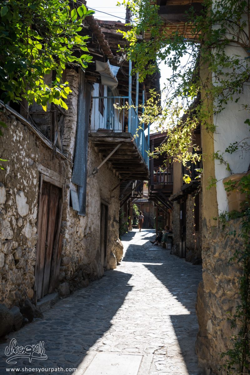 Dans Les Ruelles Du Vieux Village De Kakopetria - Chypre