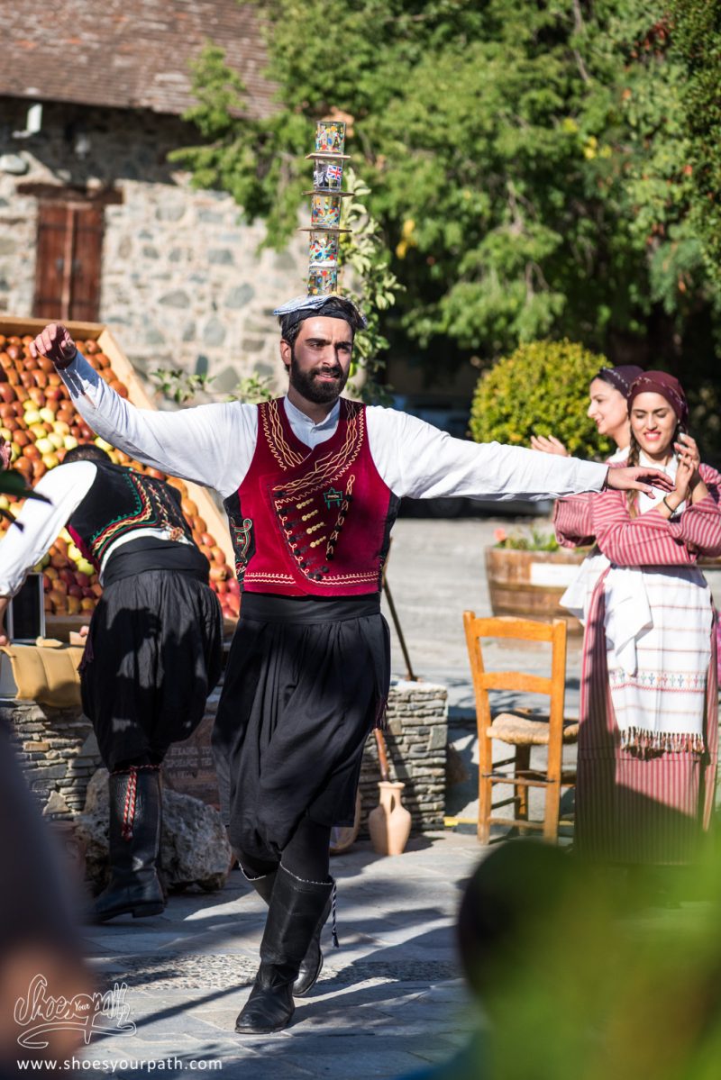 Le Rituel Des Verres En équilibres Lors Des Danses Traditionnelles De Chypre