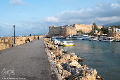 Sur La Jetée Du Port De Kyrenia, Avec L'imposante Forteresse En Fond