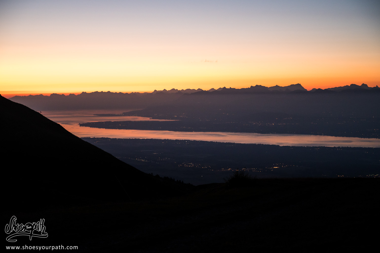 Lever de soleil sur le lac Léman depuis les crêtes du Jura