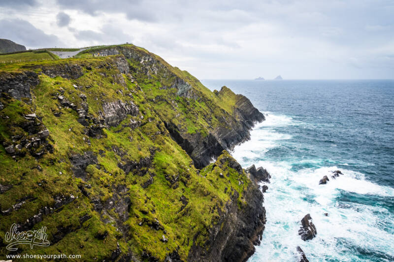 Kerry Cliffs Et Les Skellig Islands Au Loin.